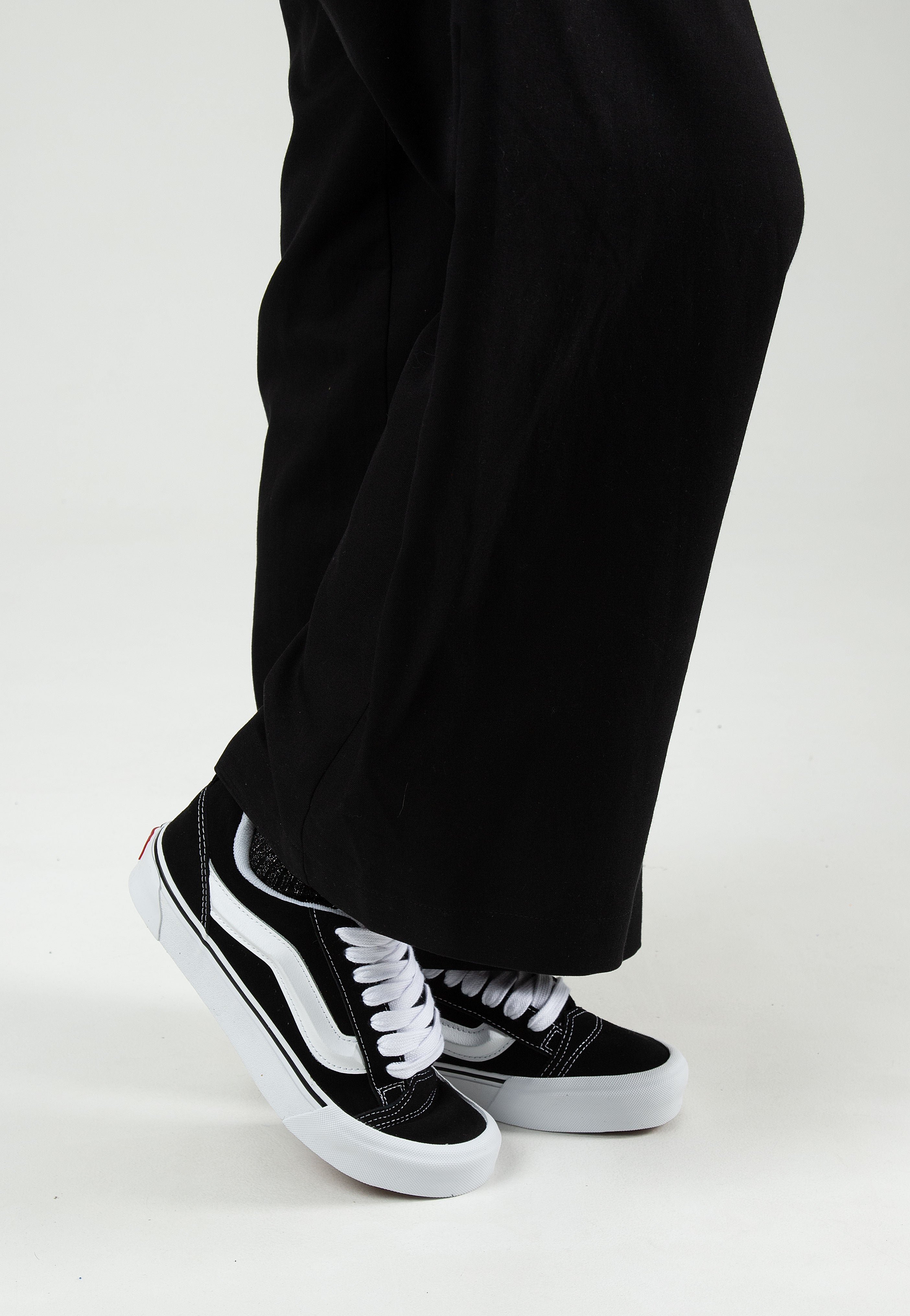 Vans - Knu Skool Black/True White - Shoes | Men-Image