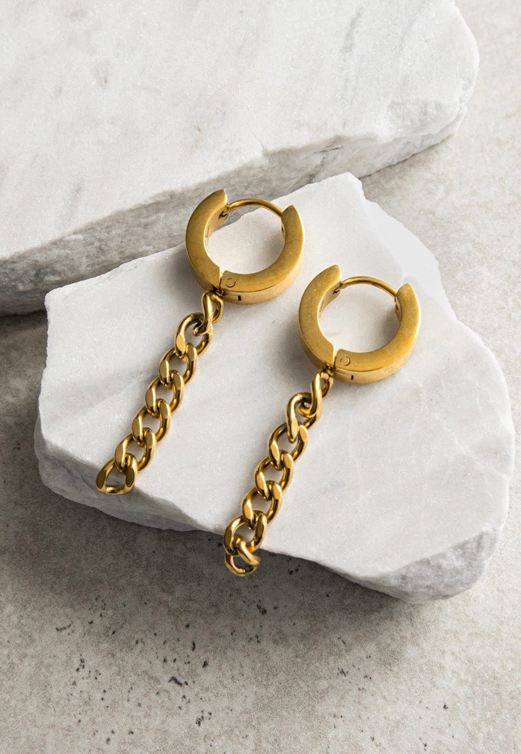 Ask & Embla - Axel Chain Huggie Gold - Earrings | Neutral-Image