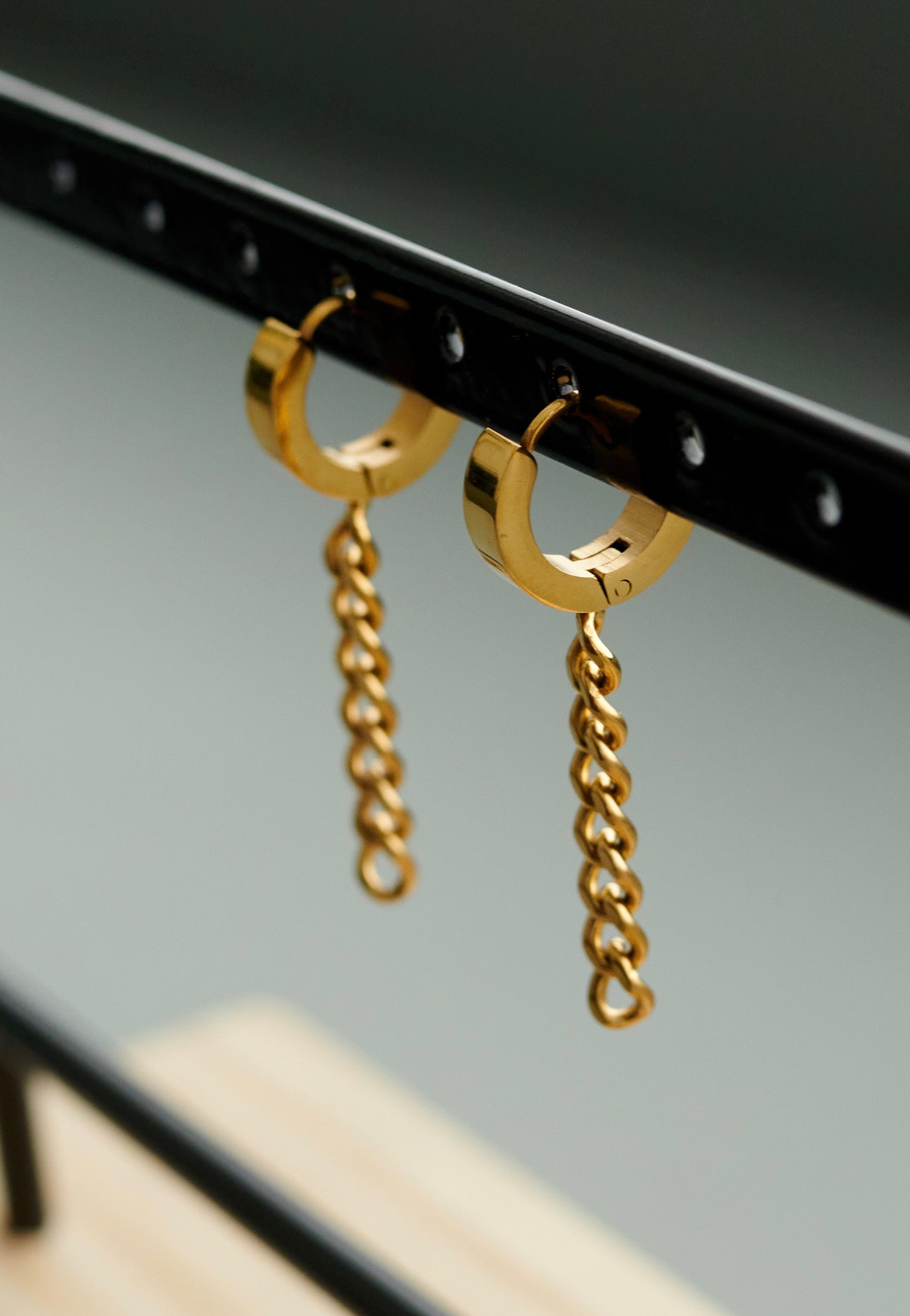 Ask & Embla - Axel Chain Huggie Gold - Earrings | Neutral-Image