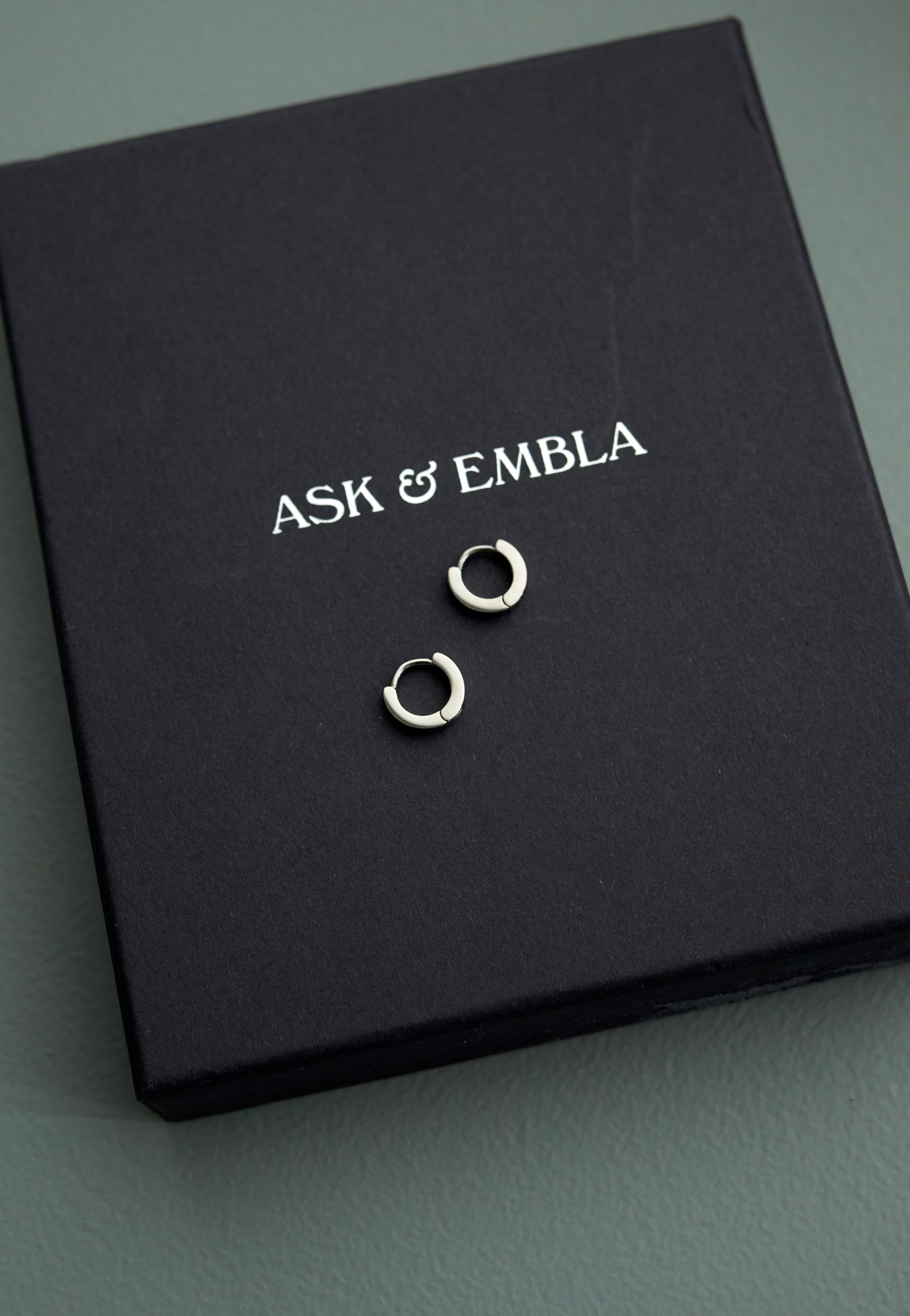 Ask & Embla - Classic Court Huggie Silver - Earrings | Neutral-Image