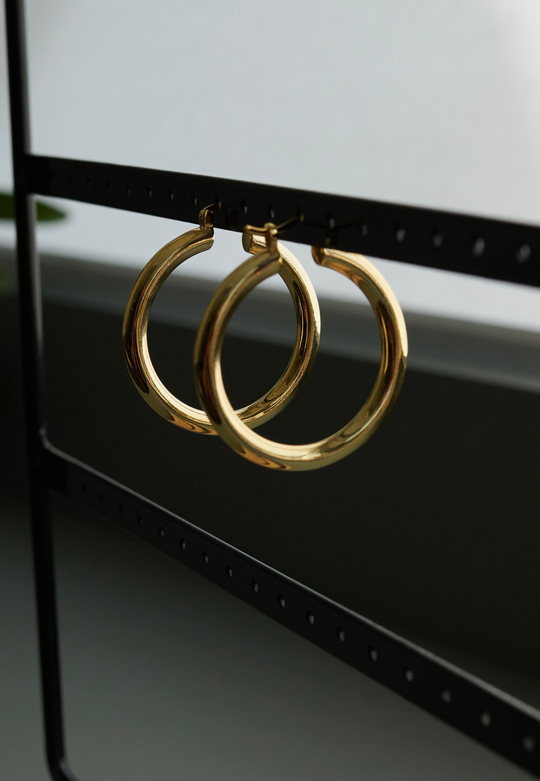 Ask & Embla - Classic Halo Gold - Earrings | Neutral-Image