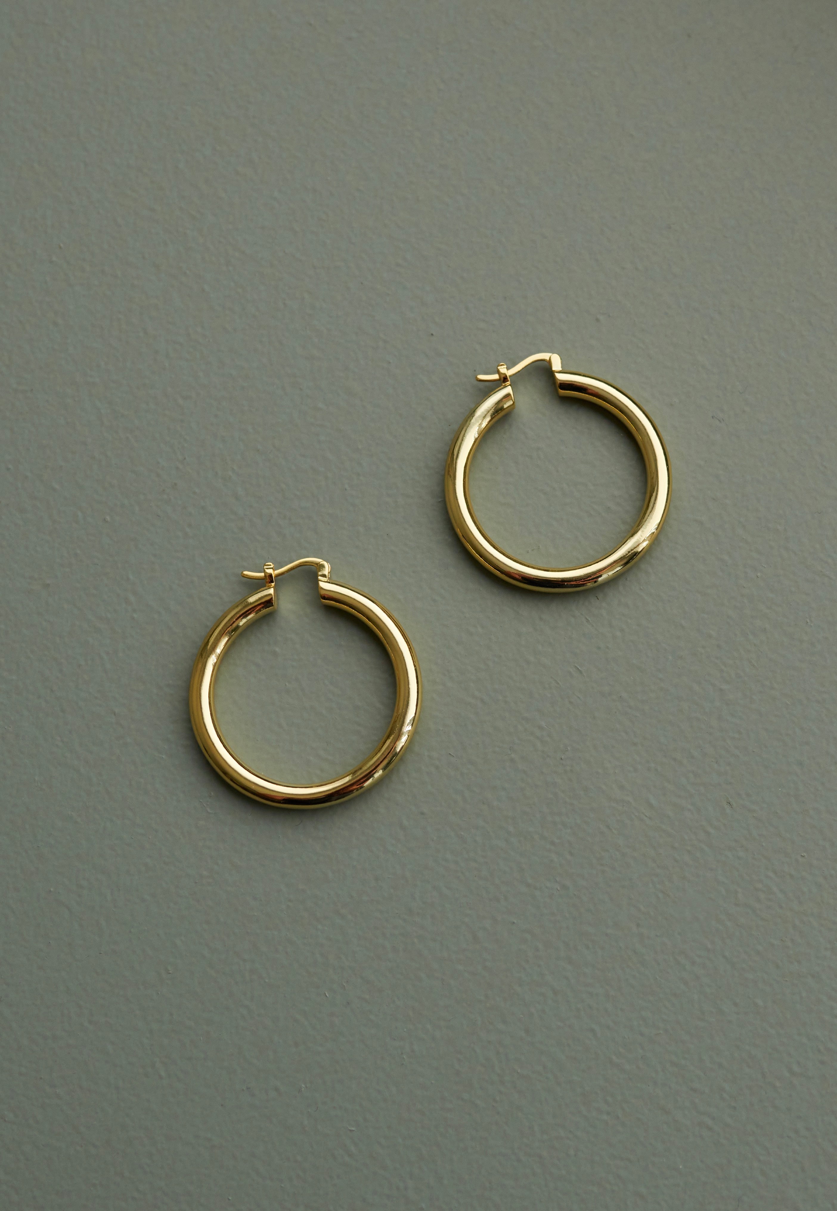 Ask & Embla - Classic Halo Gold - Earrings | Neutral-Image