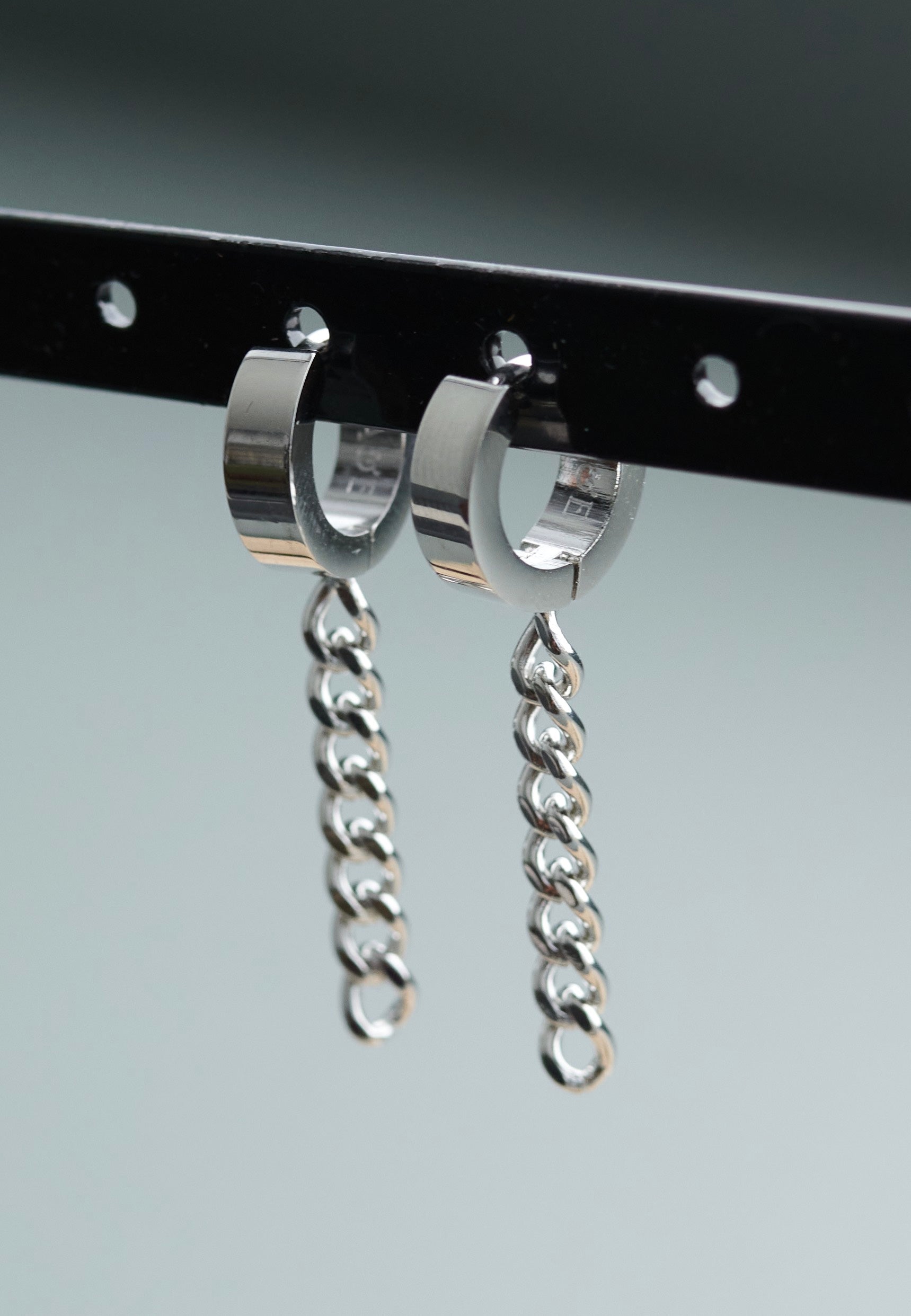 Ask & Embla - Axel Chain Huggie Silver - Earrings | Neutral-Image