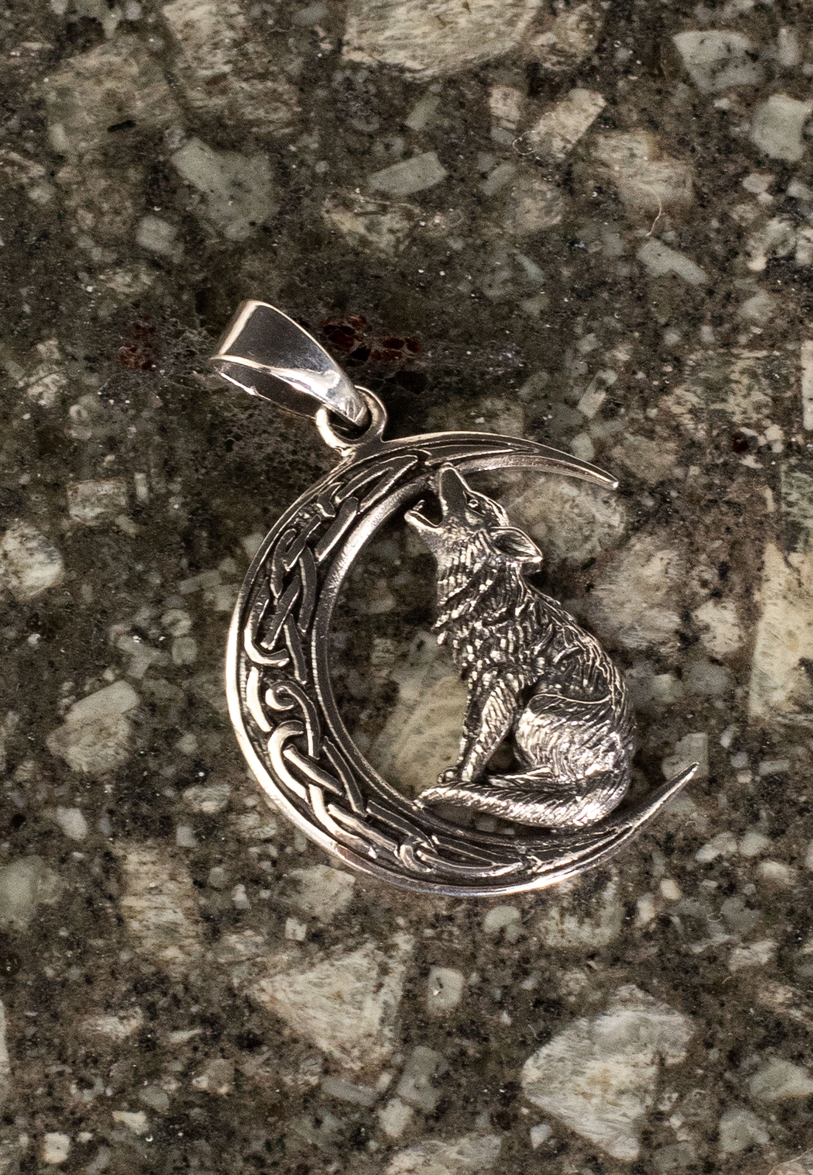 etNox - Howling Wolf in Moon Silver - Pendant | Neutral-Image