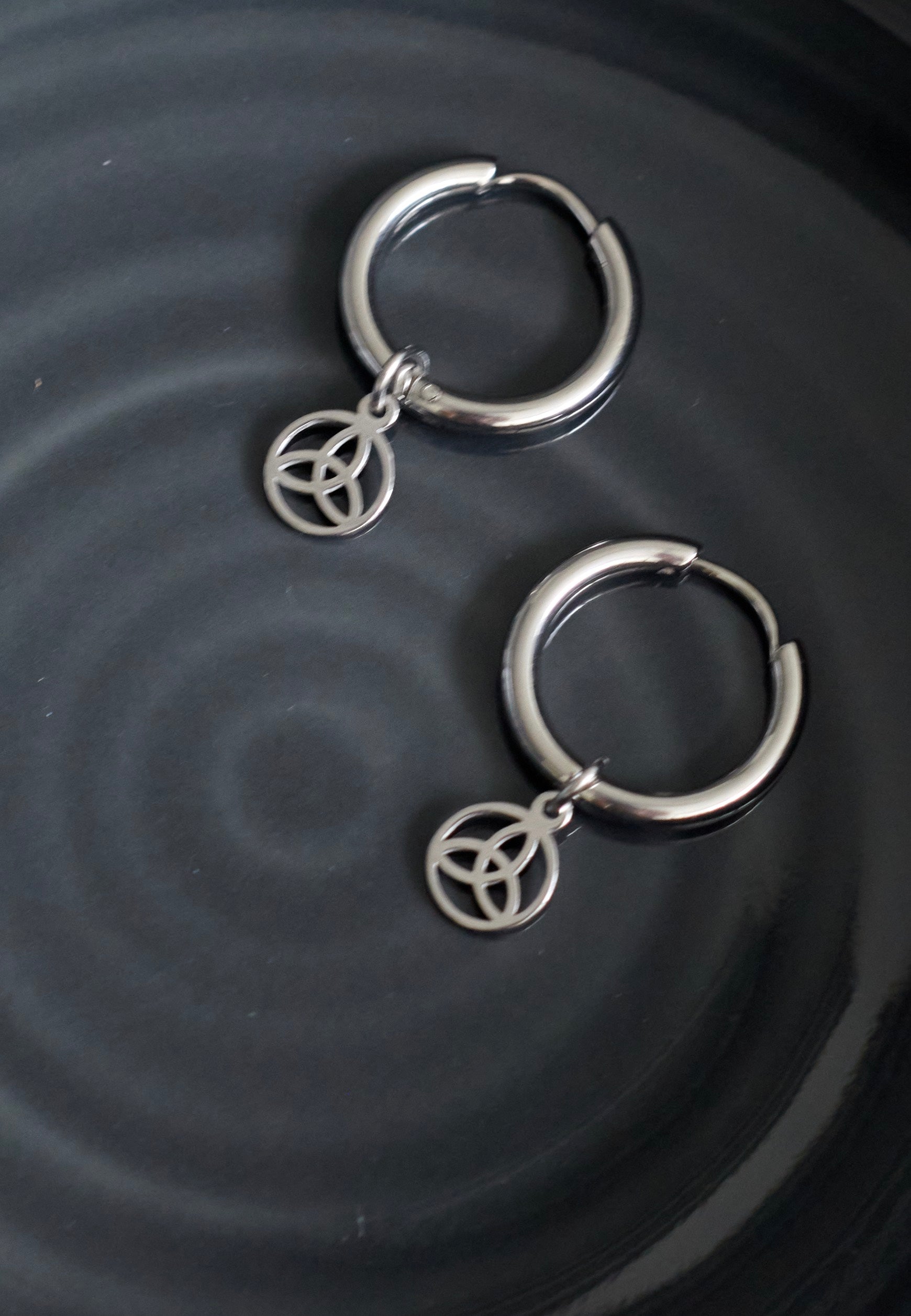 etNox - Hang Triquetra Silver - Earrings | Neutral-Image