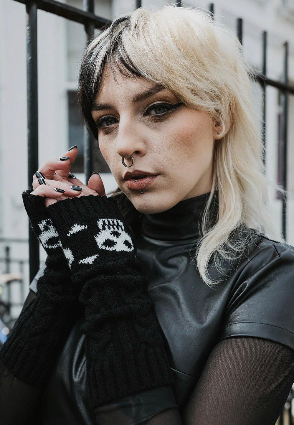 Pamela Mann - Knitted Skull and Crossbones Fingerless Black/White - Gloves | Neutral-Image