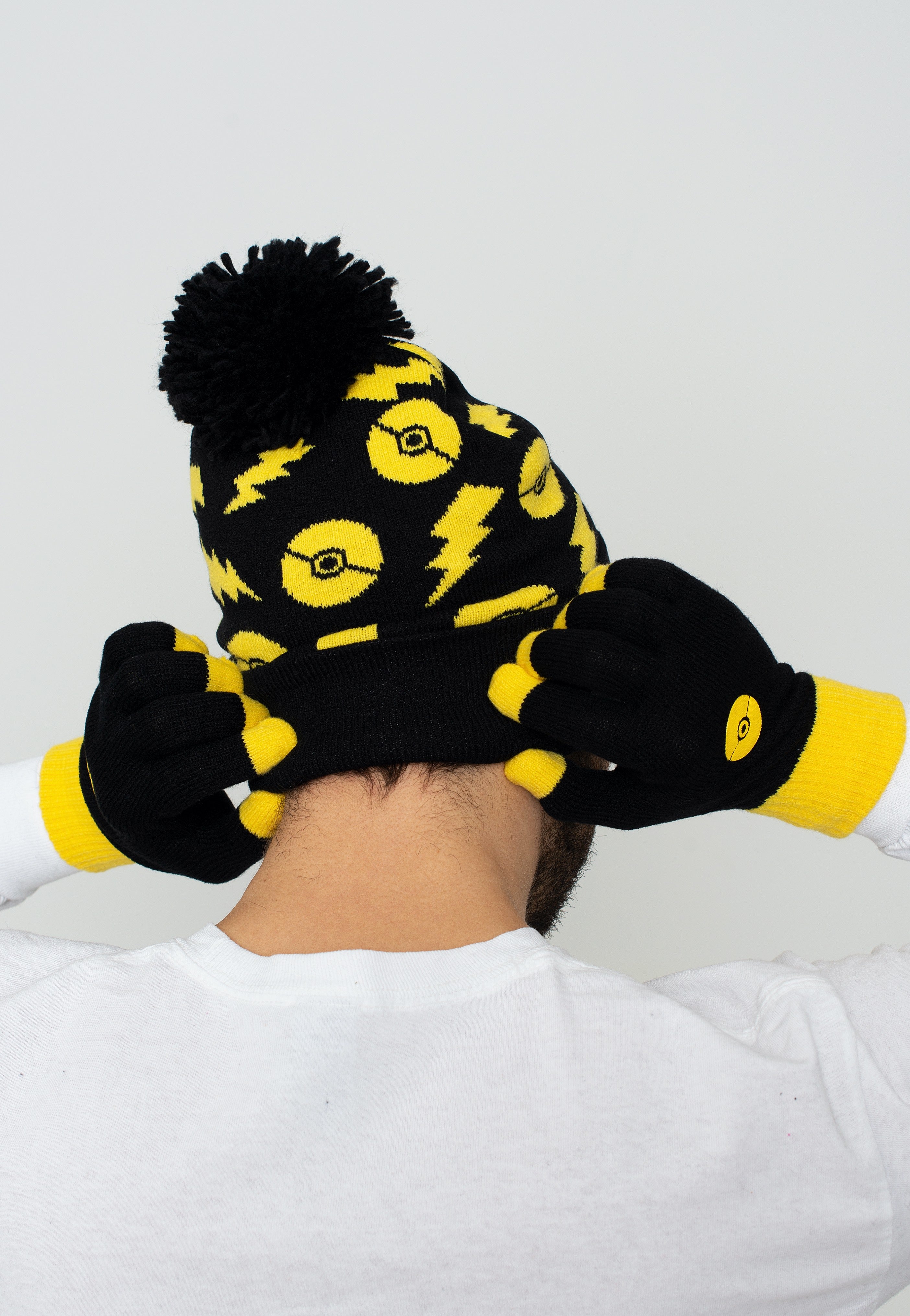 Pokémon - Pikachu Beanie + Gloves - Gift Set | Neutral-Image