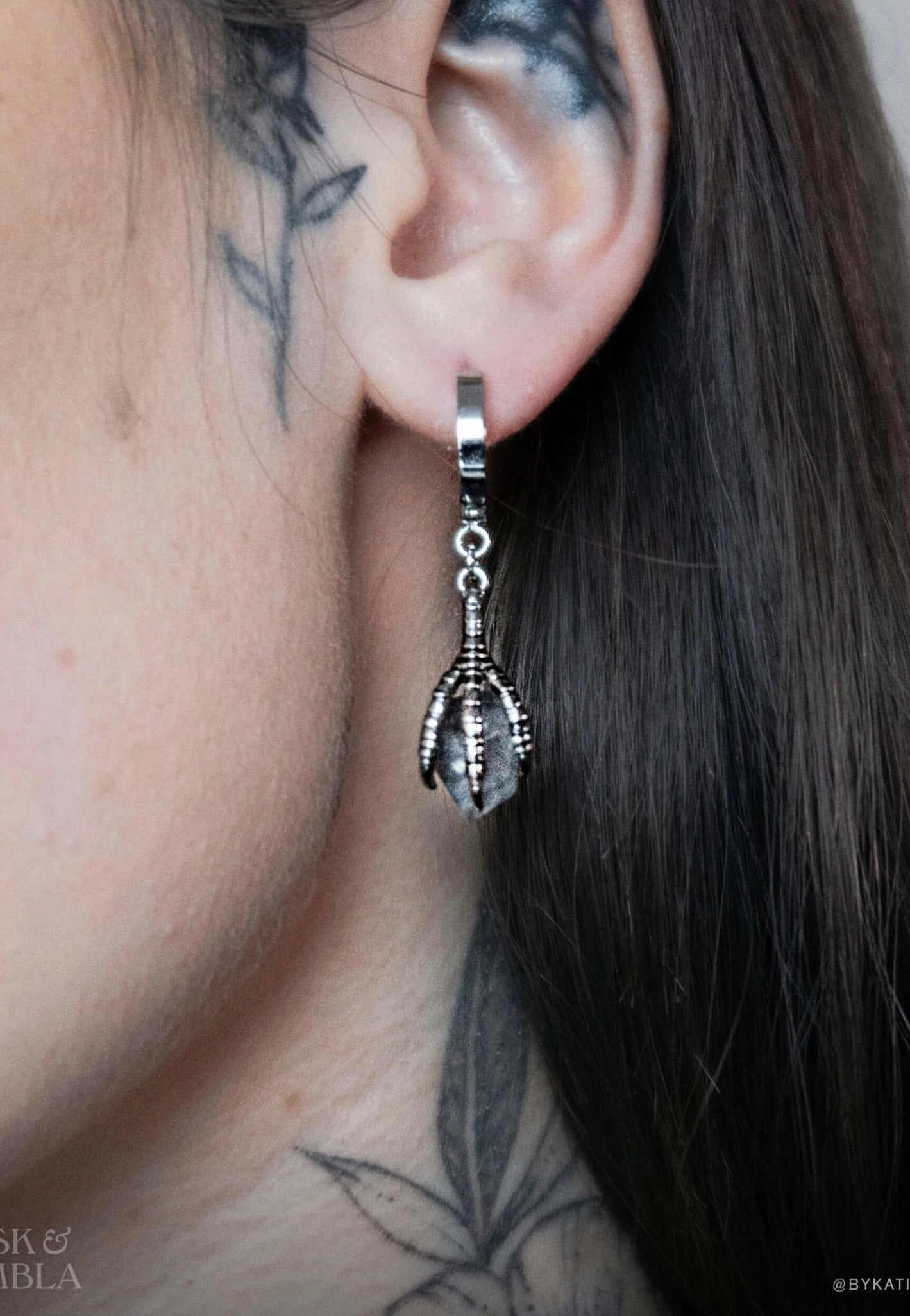 Ask & Embla - Quill Smoky Claw Black - Earrings | Neutral-Image