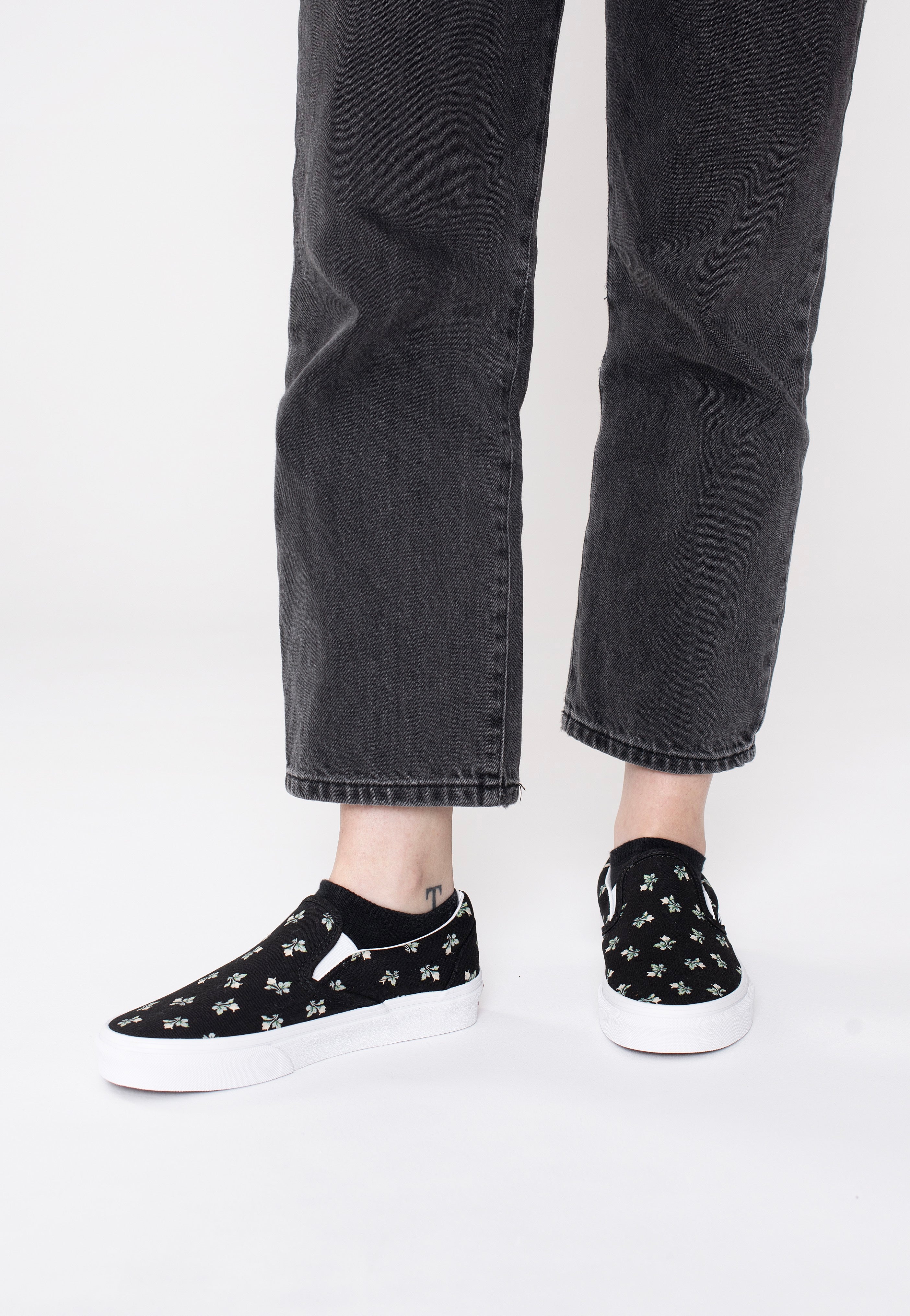 Shops black floral vans slip on