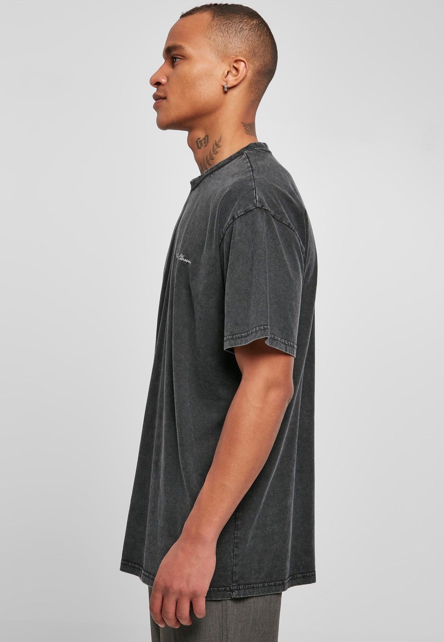 Urban Classics - Oversized Small Embroidery Black - T-Shirt